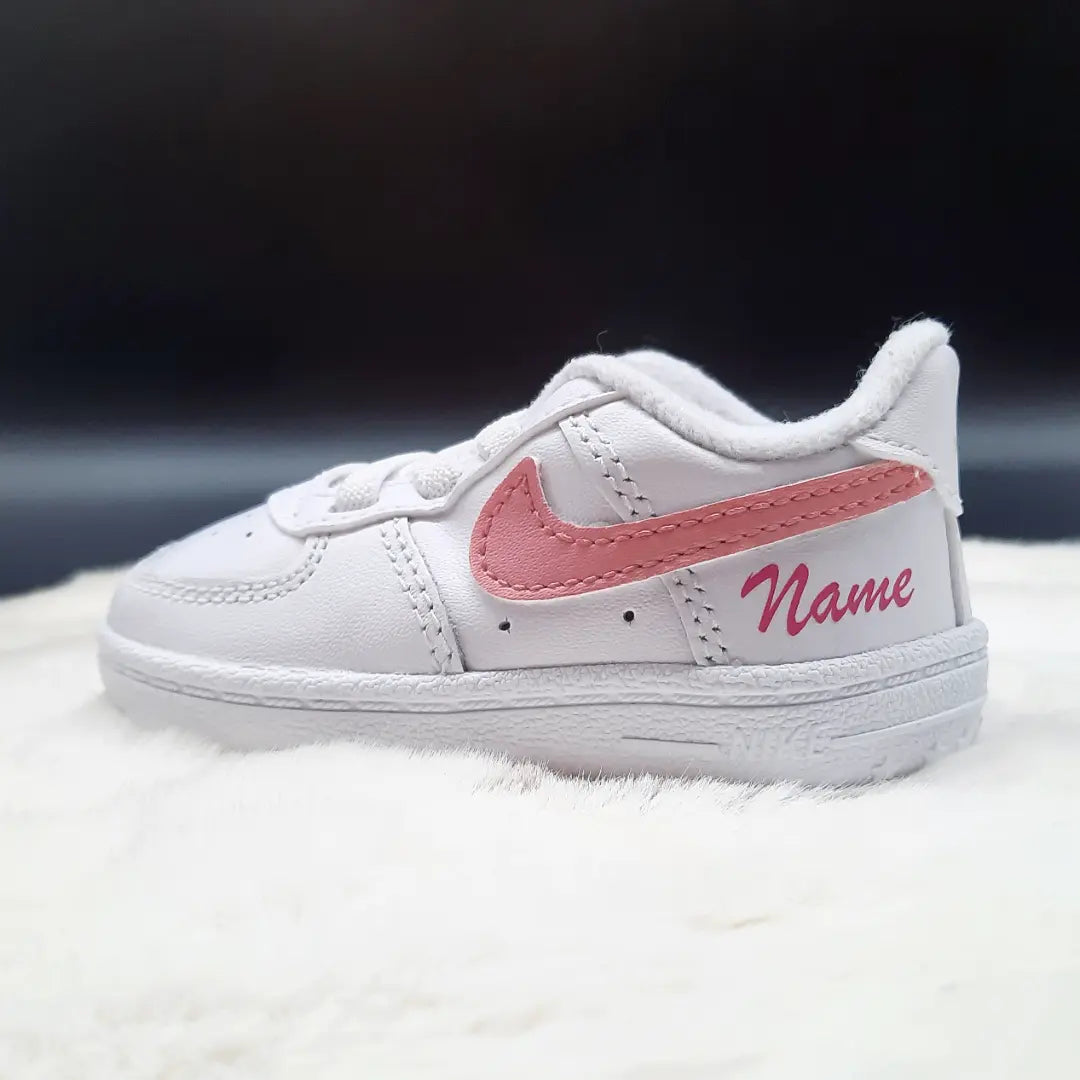 Baby Air Force 1 rosa Swoosh mit Wunschtext in 2 Farben Crib Happy Creative