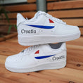 Bild in Galerie-Betrachter laden, Nike Air Force one Custom  Kroatien Happy creative