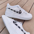 Bild in Galerie-Betrachter laden, Air Force 1 "Black flower"