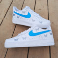 Bild in Galerie-Betrachter laden, Nike Air Force one Custom Schmetterling Happy creative