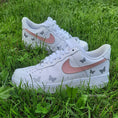 Bild in Galerie-Betrachter laden, Air Force 1 "Reflective Schmetterlinge pink"