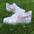 Bild in Galerie-Betrachter laden, Nike Air Force one Custom Schmetterling Happy creative