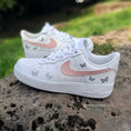 Bild in Galerie-Betrachter laden, Air Force 1 "Reflective Schmetterlinge pink"