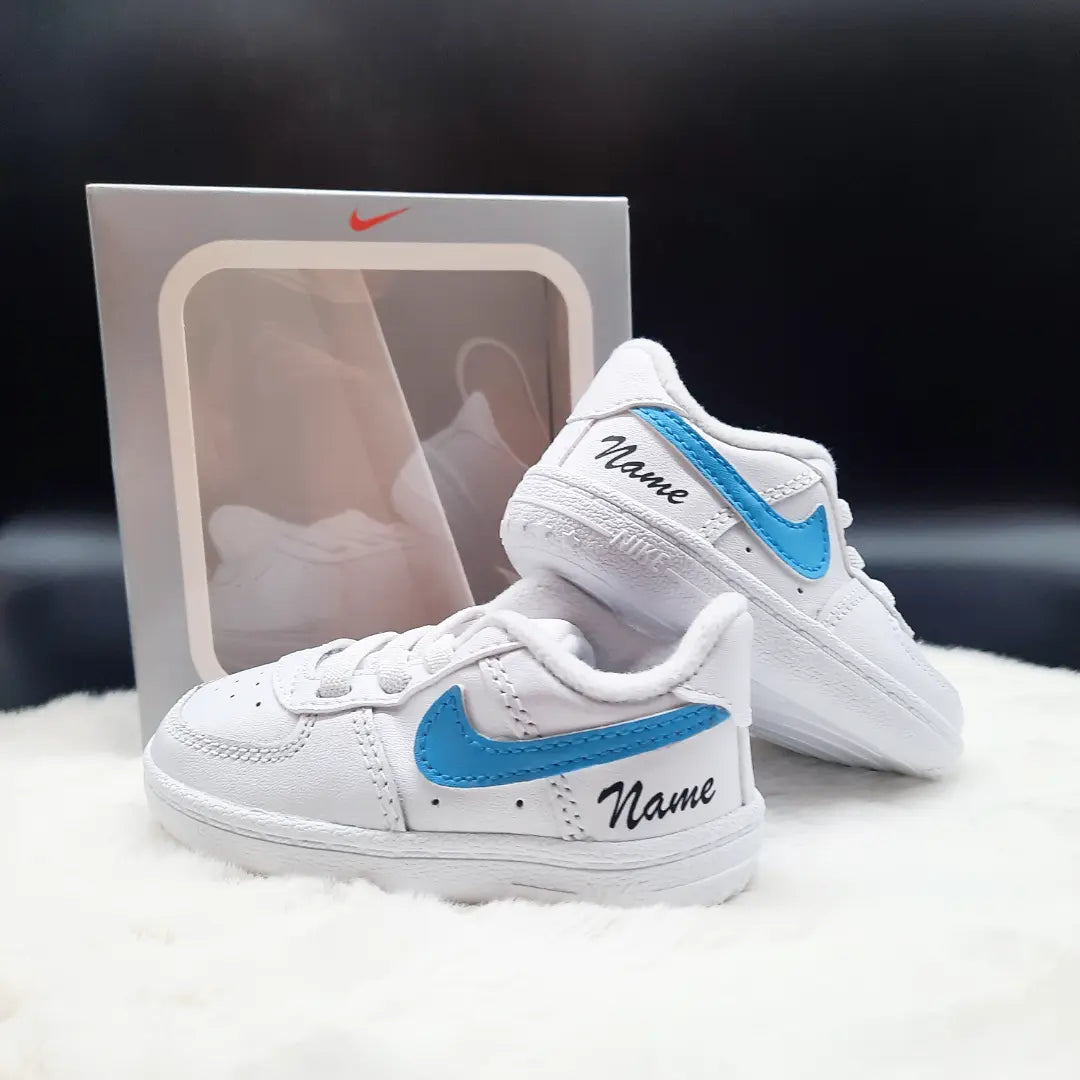 Baby Air Force 1 blauer Swoosh mit Wunschtext in 2 Farben Crib Happy Creative