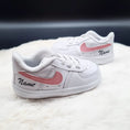 Bild in Galerie-Betrachter laden, Baby Nike Schuhe Air Force one mit WEunschtext
