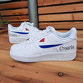 Bild in Galerie-Betrachter laden, Nike Air Force one Custom  Kroatien Happy creative
