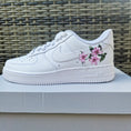 Bild in Galerie-Betrachter laden, Nike Air Force one Custom  Blumen Happy creative
