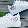 Bild in Galerie-Betrachter laden, Nike Air Force one Custom  Blumen Happy creative
