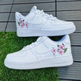 Bild in Galerie-Betrachter laden, Nike Air Force one Custom  Blumen Happy creative
