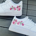 Bild in Galerie-Betrachter laden, Nike Air Force one Custom  Blumen Rosen Happy creative
