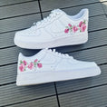 Bild in Galerie-Betrachter laden, Nike Air Force one Custom  Blumen Rosen Happy creative
