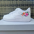 Bild in Galerie-Betrachter laden, Nike Air Force one Custom Sneaker Blumen
