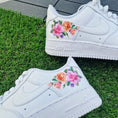 Bild in Galerie-Betrachter laden, Nike Air Force one Custom Sneaker Blumen
