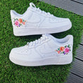 Bild in Galerie-Betrachter laden, Nike Air Force one Custom Sneaker Blumen
