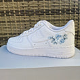 Bild in Galerie-Betrachter laden, Air Force 1 "Ice blue roses"
