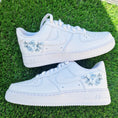 Bild in Galerie-Betrachter laden, Air Force 1 "Ice blue roses"
