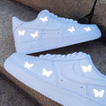 Bild in Galerie-Betrachter laden, Nike Air Force one Custom Schmetterling Happy creative
