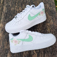 Bild in Galerie-Betrachter laden, Nike Air Force one Custom Blumen Rosen Happy creative
