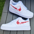 Bild in Galerie-Betrachter laden, Air Force 1 "Rote Blumen Zeichen"
