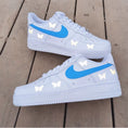 Bild in Galerie-Betrachter laden, Nike Air Force one Custom Schmetterling Happy creative
